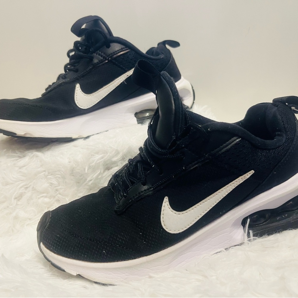 Nike Air Max Black and White Trainers - Lightweight, Stylish & Comfy